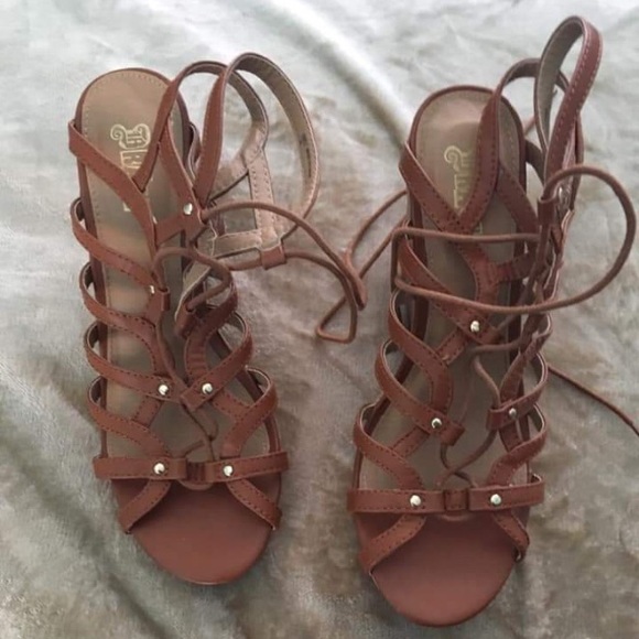 Tie up wedges can adjust to wide feet - Picture 2 of 3